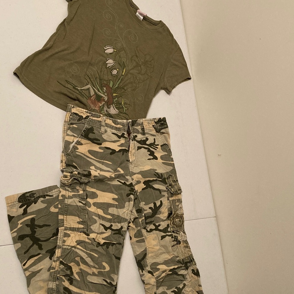Girls Green Graphic Tee and Camouflage Pants